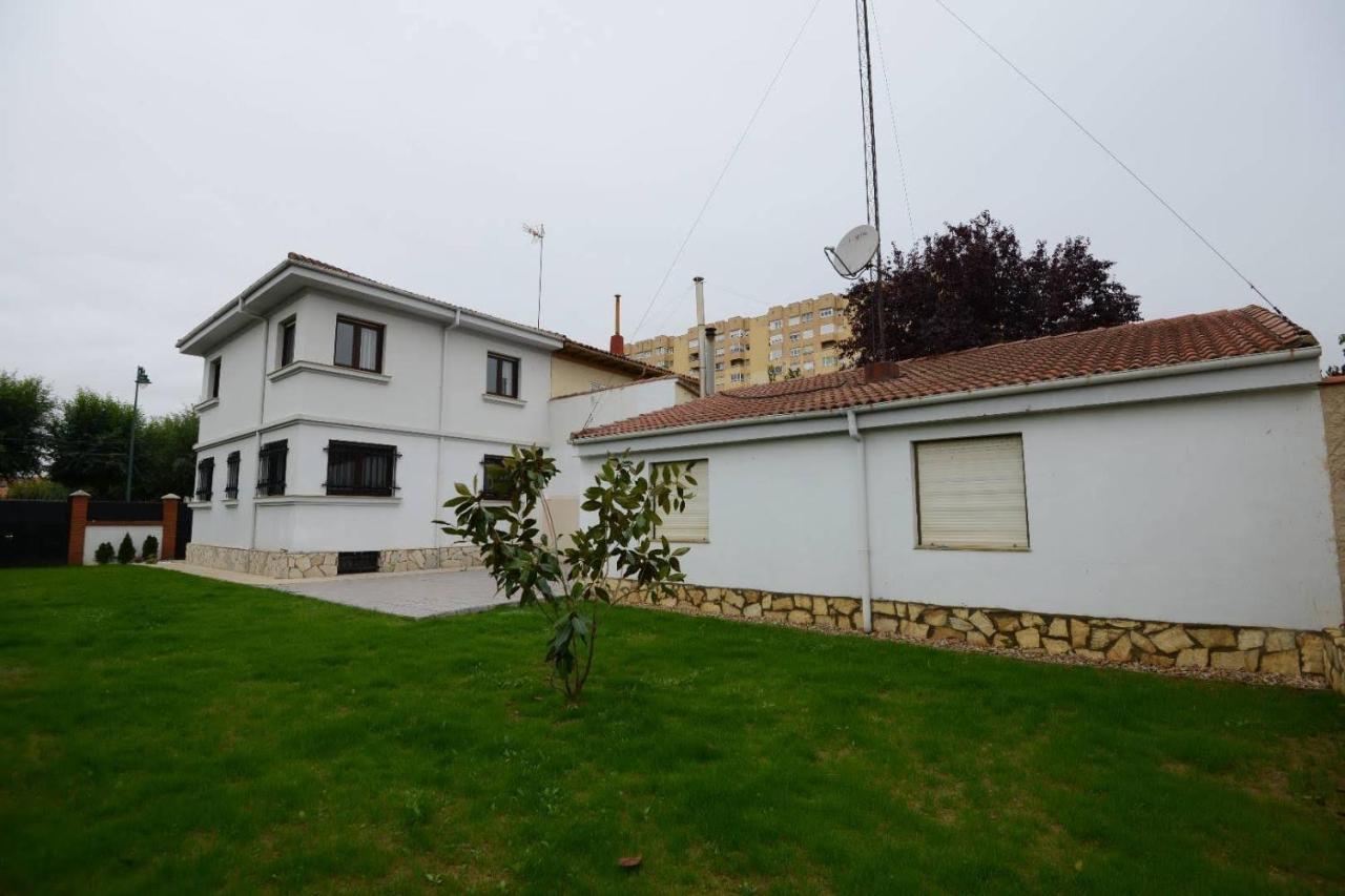 فيلا Housing Leon Casa Con Jardin المظهر الخارجي الصورة