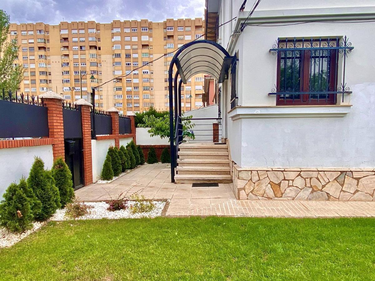 فيلا Housing Leon Casa Con Jardin المظهر الخارجي الصورة